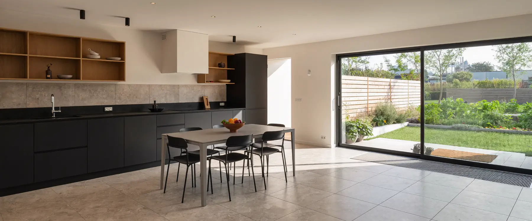 PVC tegels in betonlook in een open keuken van een appartement